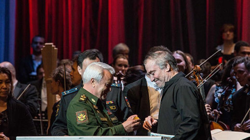 Гергиев получает медаль за Пальмиру