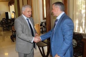 Константинов (справа) встретился в Китае с российским послом