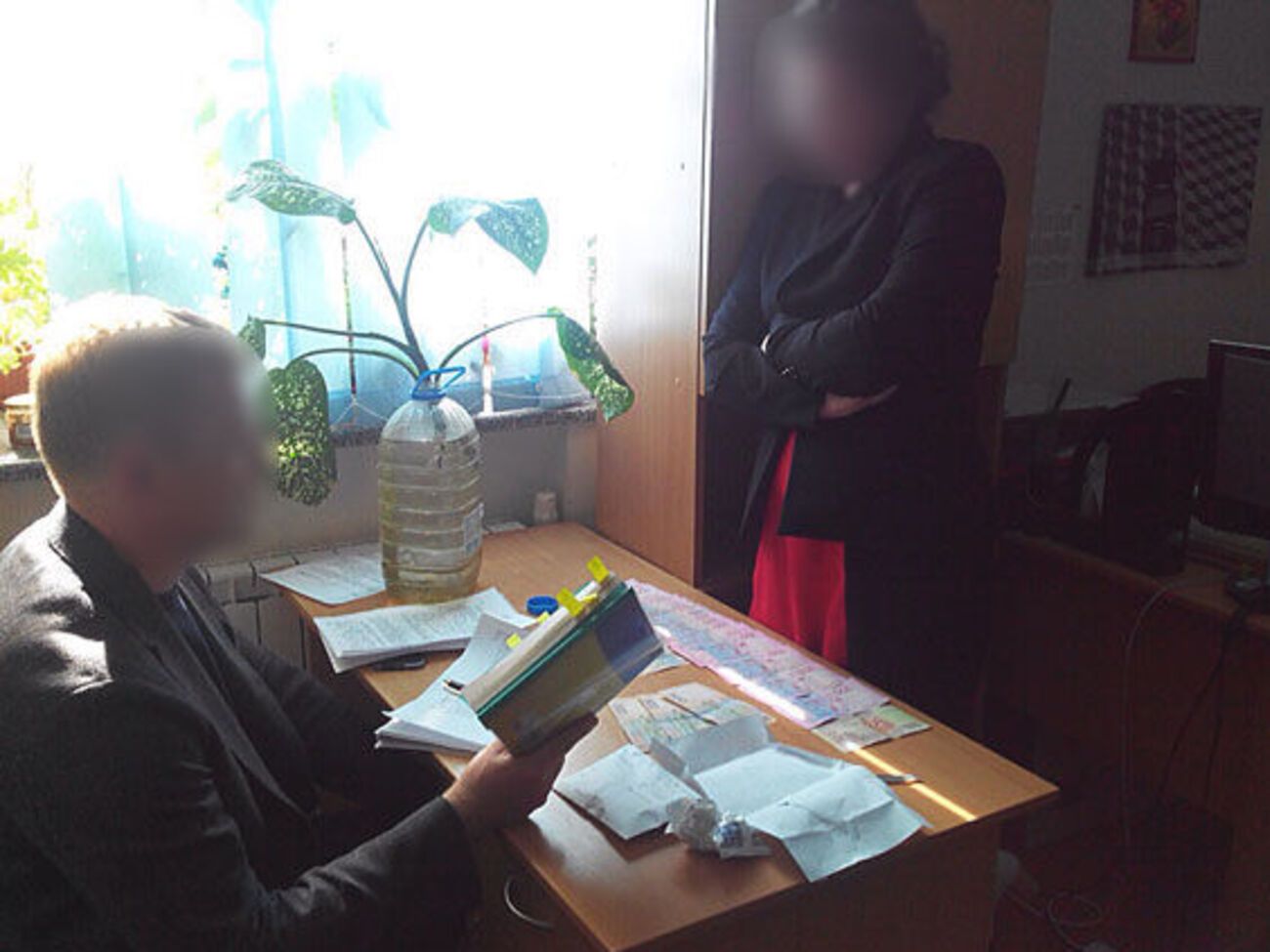 Представительницу вуза задержали при получении взятки