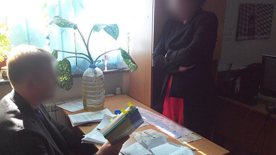 Представительницу вуза задержали при получении взятки