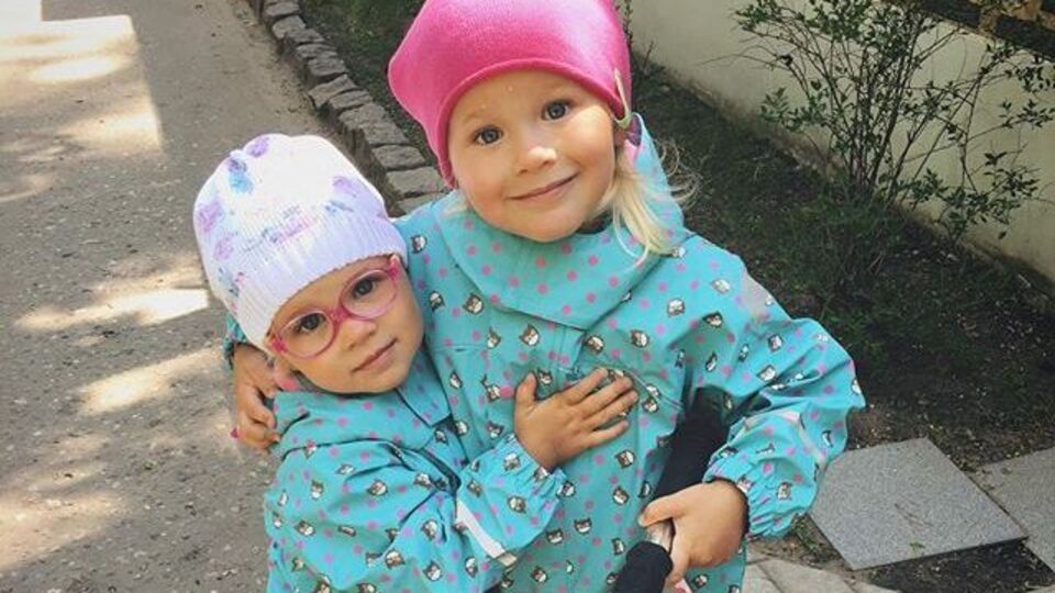Маргарита и Вера вышли на прогулку