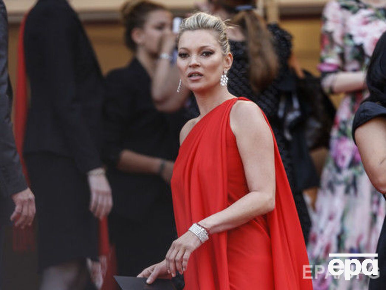 Кейт Мосс выбрала для своего выхода красное платье свободного покроя