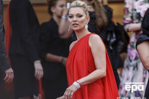 Кейт Мосс выбрала для своего выхода красное платье свободного покроя