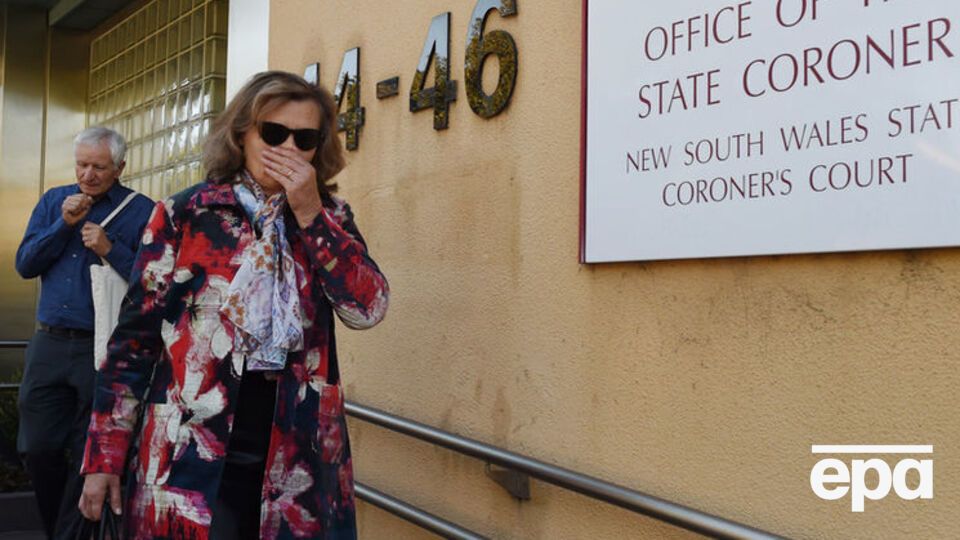 Вера и Сергей Орешкины, родители погибшего пассажира Виктора Орешкина, покидают офис коронера штата