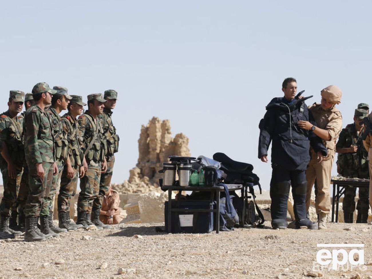 Российские инструкторы обучают сирийских саперов у развалин Пальмиры