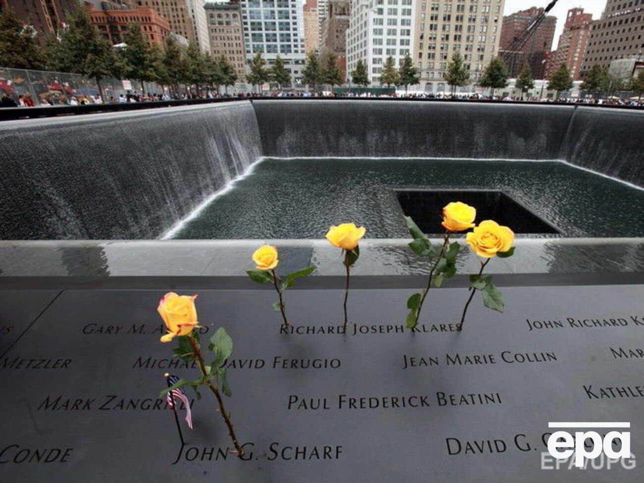Мемориал на месте Всемирного торгового центра в Нью-Йорке