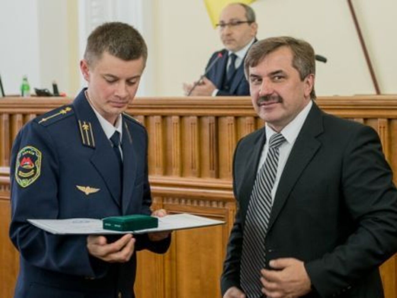 Секретарь Харьковского горсовета Александр Новак вручил награду машинисту Дмитрию Воротникову