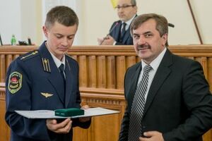 Секретарь Харьковского горсовета Александр Новак вручил награду машинисту Дмитрию Воротникову