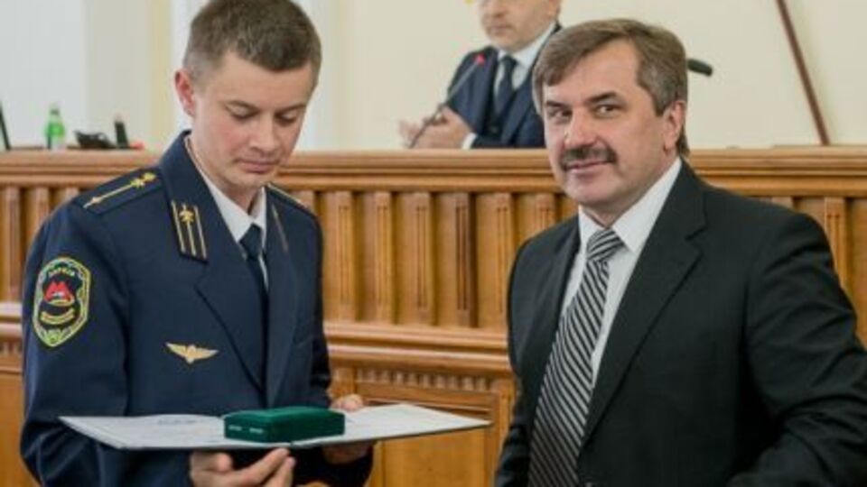 Секретарь Харьковского горсовета Александр Новак вручил награду машинисту Дмитрию Воротникову