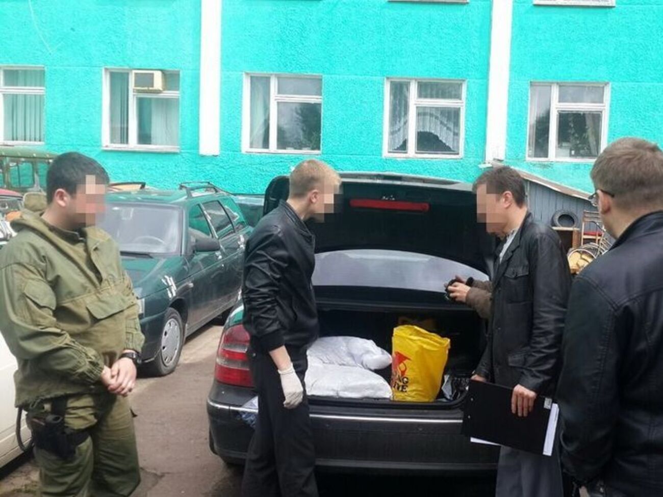 Янтарь, обнаруженный у скупщиков, был расфасован по фракциям и подготовлен к продаже