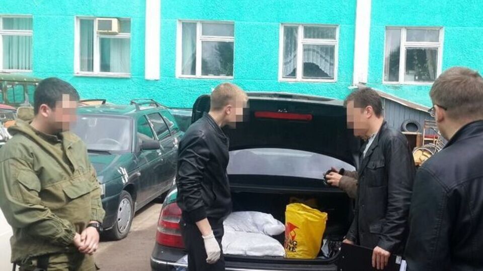 Янтарь, обнаруженный у скупщиков, был расфасован по фракциям и подготовлен к продаже