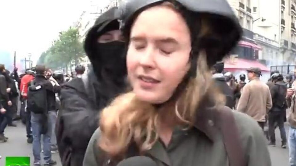 Момент удара по российской журналистке