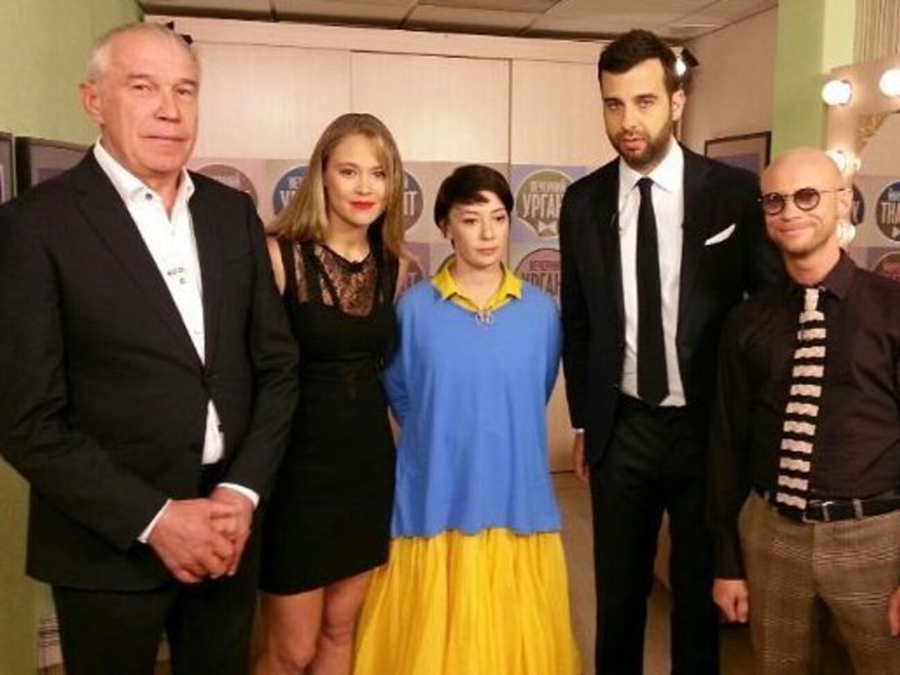 Хаматова (по центру) подобрала одежду в тонах флага Украины