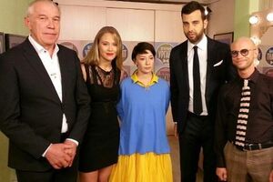 Хаматова (по центру) подобрала одежду в тонах флага Украины