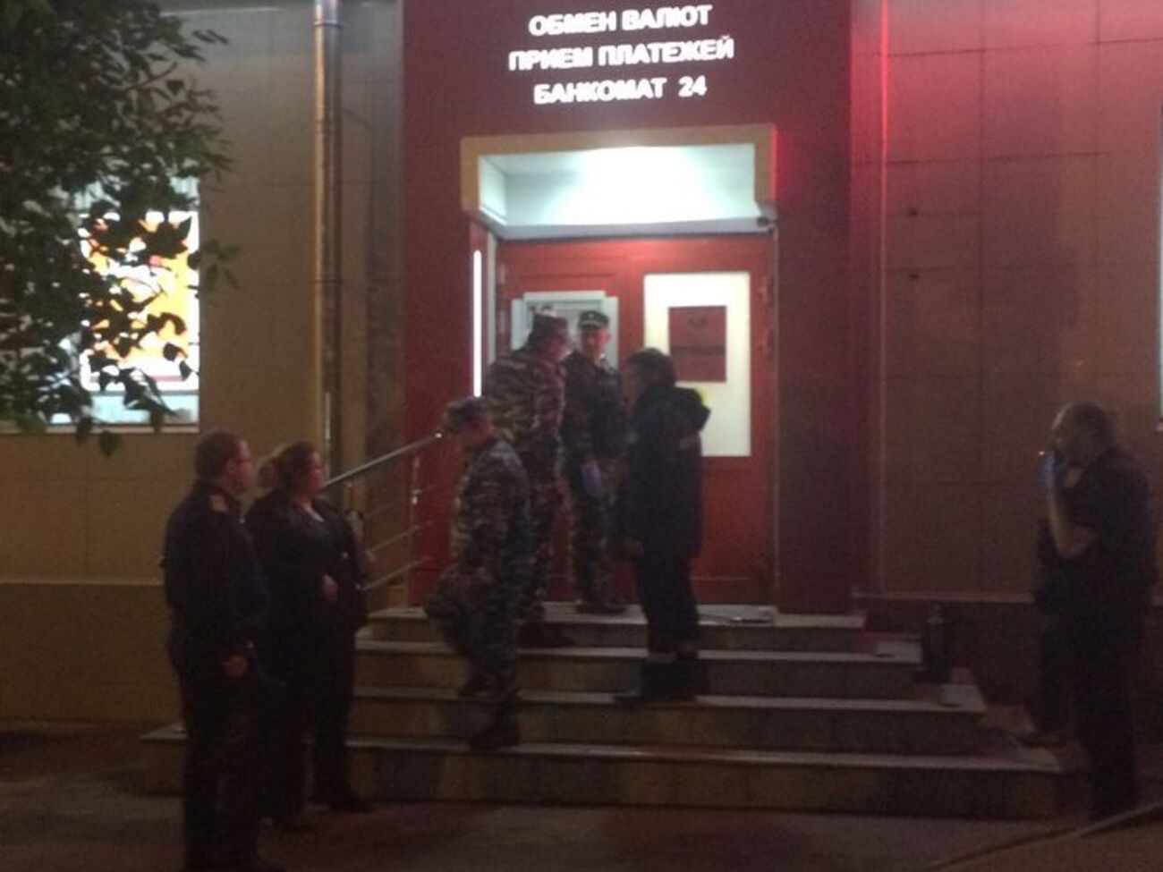Возле отделения банка, где удерживали заложников