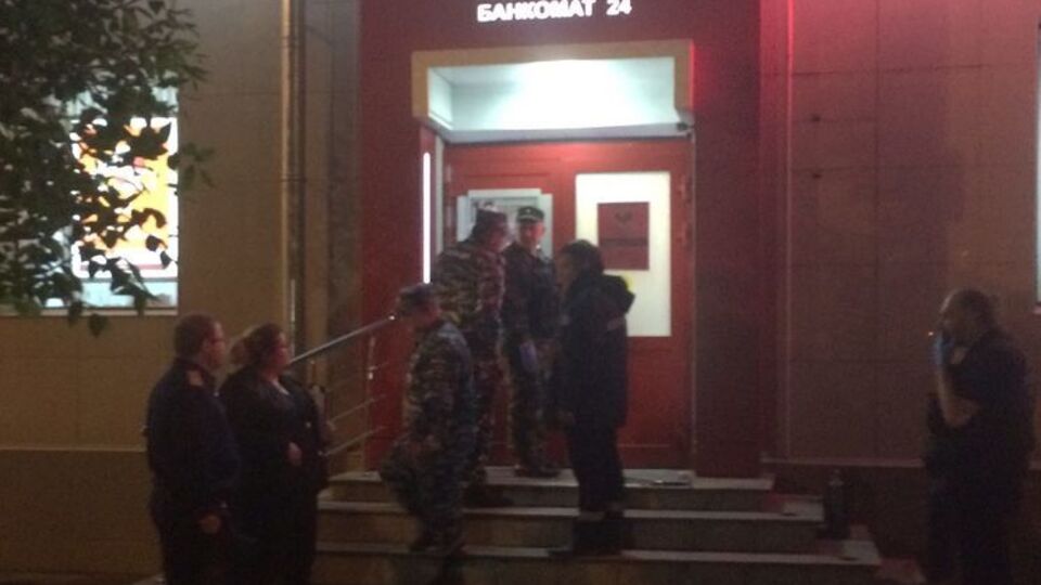 Возле отделения банка, где удерживали заложников