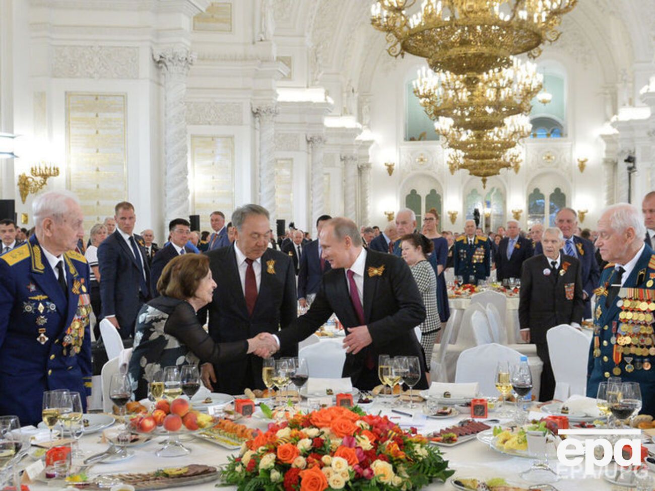 Российские власти заявили, что не могут позволить себе выплачивать пенсии людям с доходами 100 тыс. руб. в месяц