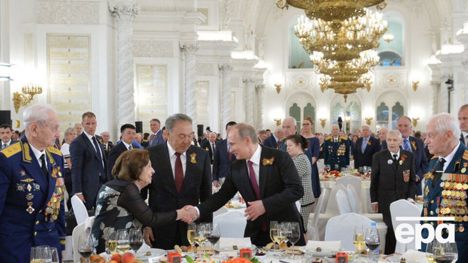 Российские власти заявили, что не могут позволить себе выплачивать пенсии людям с доходами 100 тыс. руб. в месяц