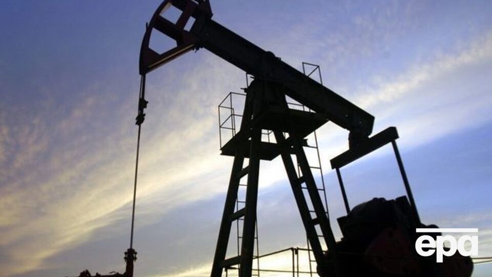 Нефть подешевела