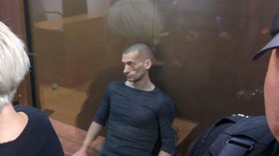 Павленский слушал свой приговор сидя