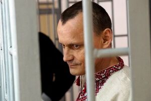 Сторона обвинения утверждает, что Карпюк руководил отрядом "Викинг", сражавшимся против российской армии в Чечне