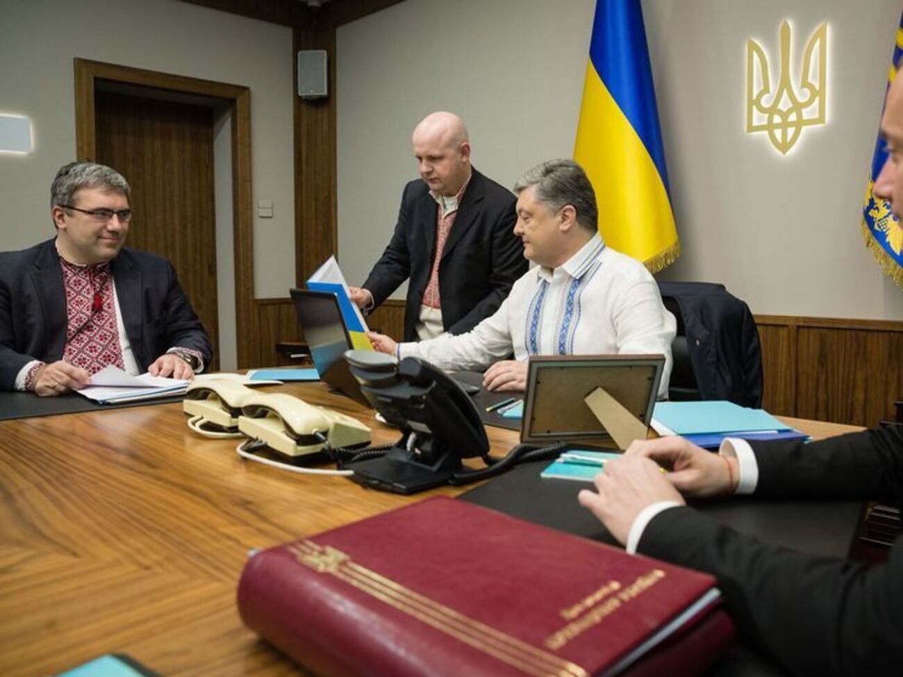 Президент, генпрокурор, политзаключенный &ndash; украинцы сегодня надели вышиванки. Фоторепортаж