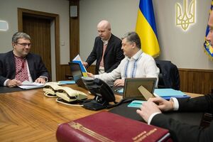 Президент, генпрокурор, политзаключенный – украинцы сегодня надели вышиванки. Фоторепортаж