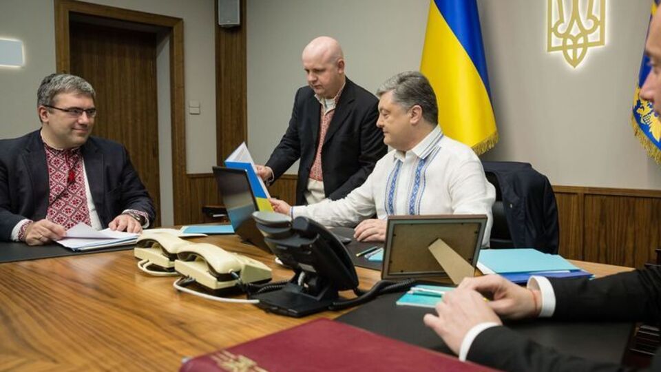 Президент, генпрокурор, политзаключенный – украинцы сегодня надели вышиванки. Фоторепортаж