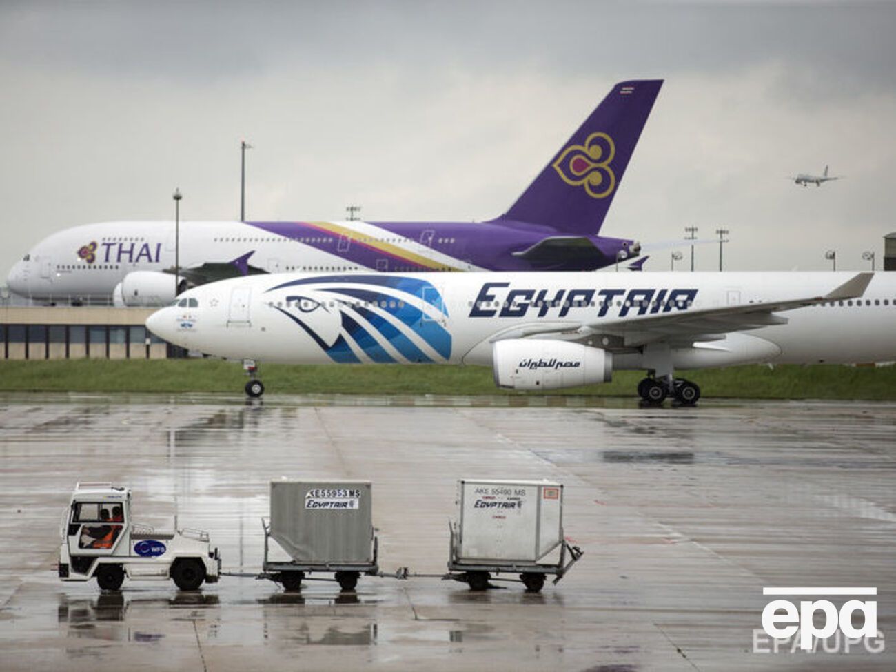 Источник Reuters сообщил о двух найденных обломках недалеко от предполагаемого места крушения рейса MS804