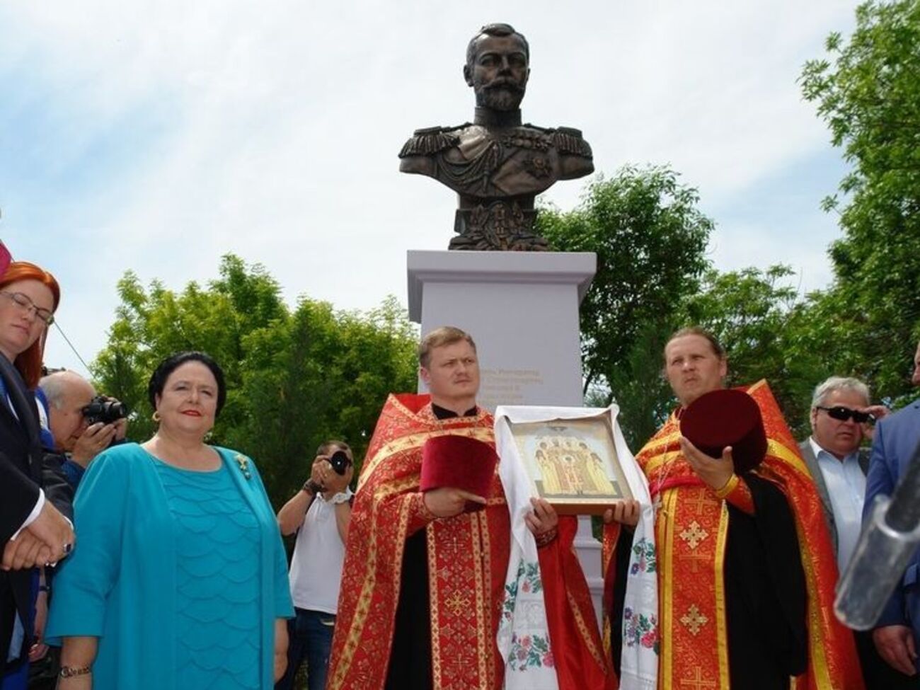 В оккупированном Крыму княгиня Романова поучаствовала в открытии памятника императору Николаю II