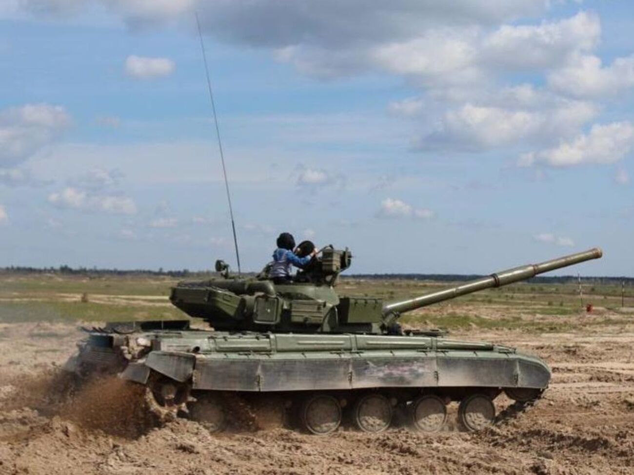 Доник: Мой сын&nbsp;любит гонки. Из него получится хороший водитель. На танке он уже ездил. А сколько лет вашим детям?