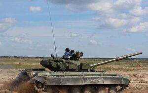 Доник: Мой сын любит гонки. Из него получится хороший водитель. На танке он уже ездил. А сколько лет вашим детям?