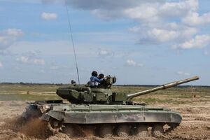 Доник: Мой сын любит гонки. Из него получится хороший водитель. На танке он уже ездил. А сколько лет вашим детям?