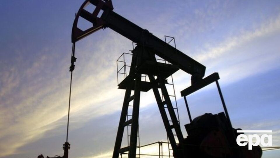Нефть подешевела