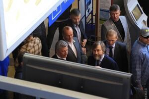 Активисты заблокировали кортеж с охраной Бойко и Новинского возле аэропорта