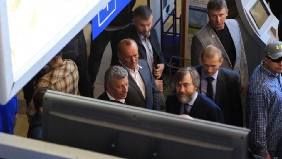 Активисты заблокировали кортеж с охраной Бойко и Новинского возле аэропорта