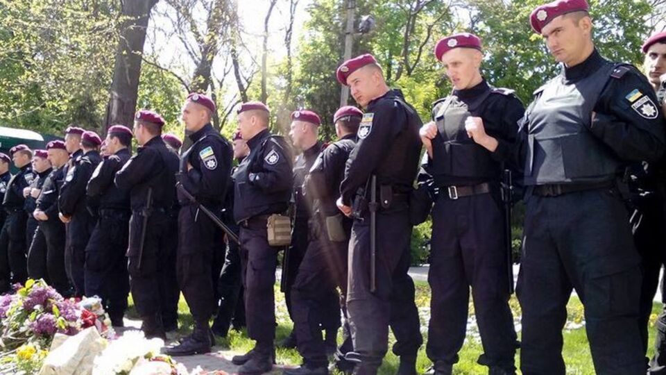 Люди возлагают цветы у ног правоохранителей