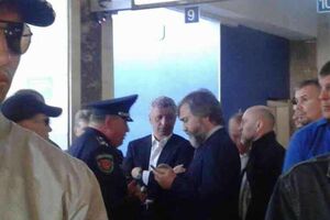 Активисты требуют, чтобы Новинский и Бойко улетели из города