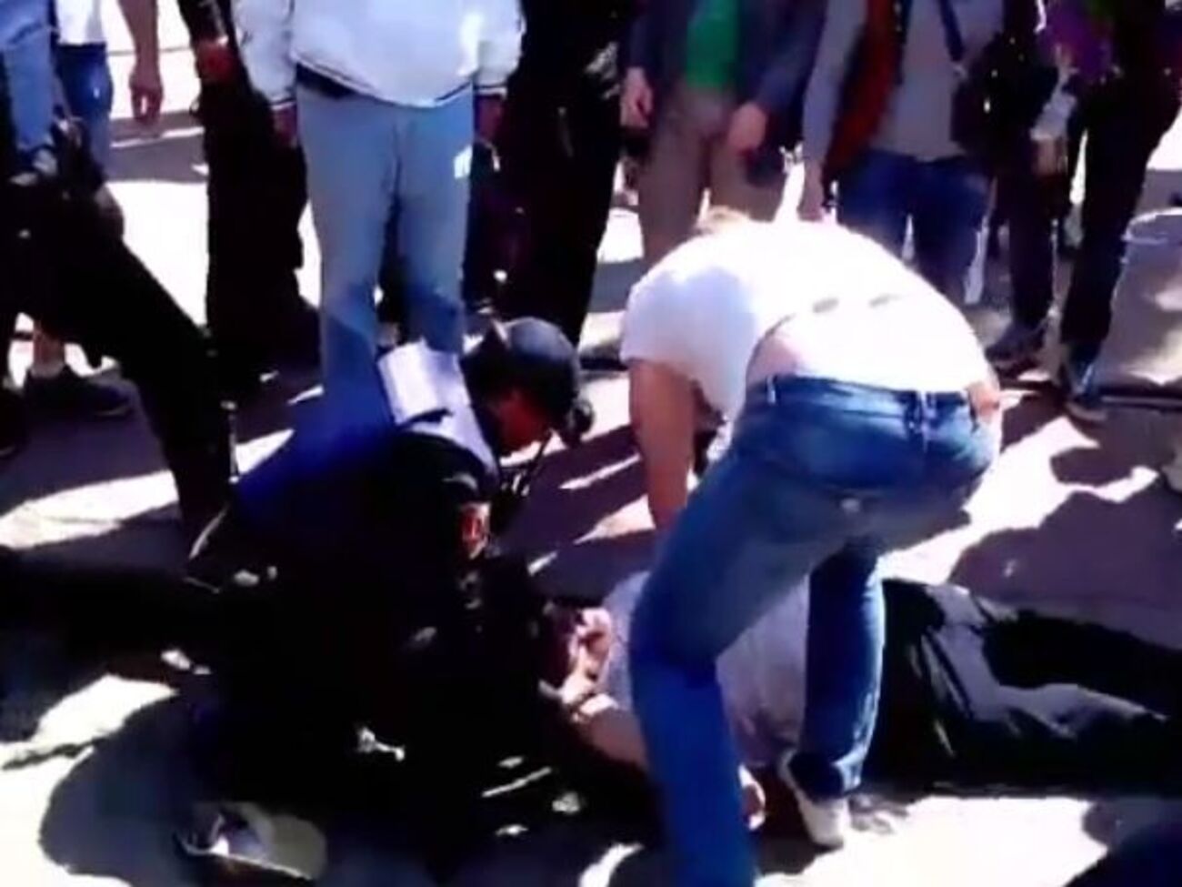 Пострадавшему оказали первую помощь участнии митинга и сотрудники полиции