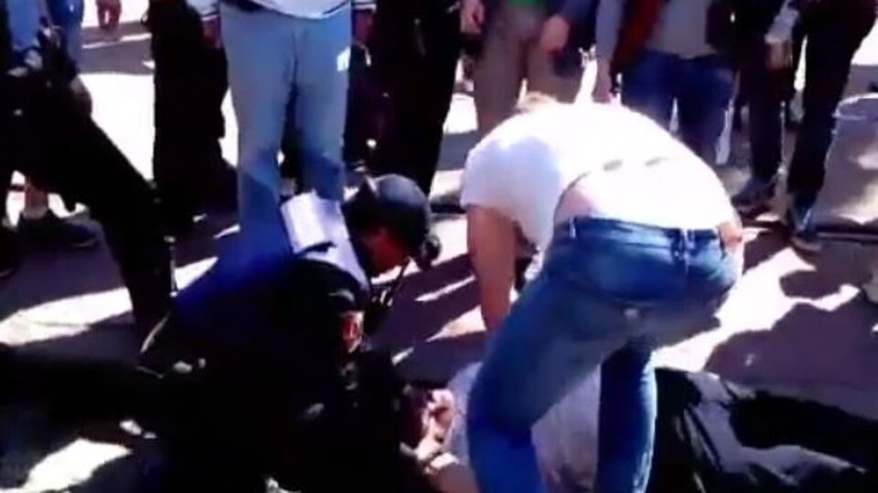 Пострадавшему оказали первую помощь участнии митинга и сотрудники полиции