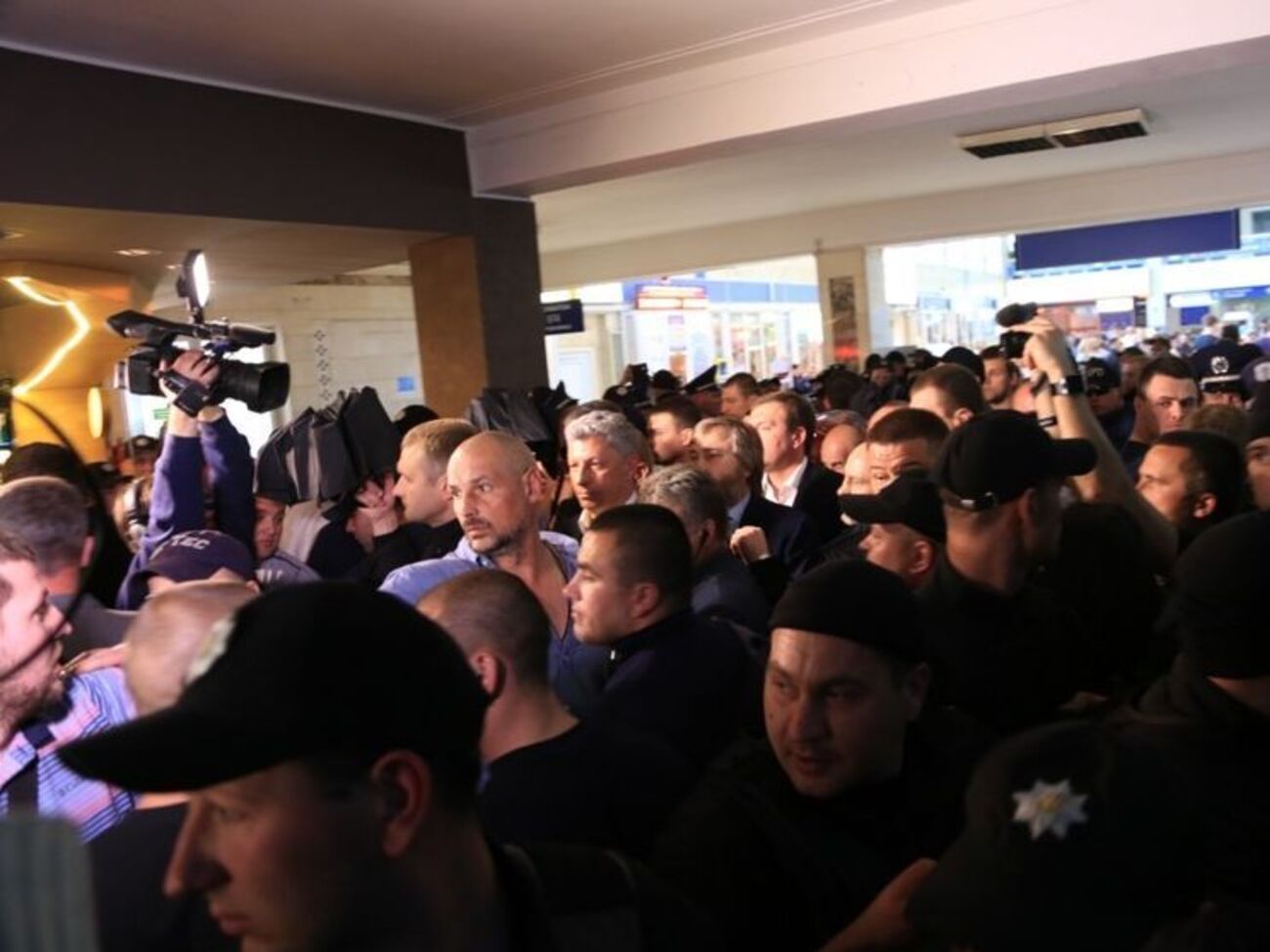 Правоохранителям не удалось убедить активистов выпустить Новинского и Бойко из одесского аэропорта