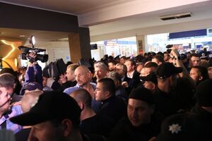 Правоохранителям не удалось убедить активистов выпустить Новинского и Бойко из одесского аэропорта