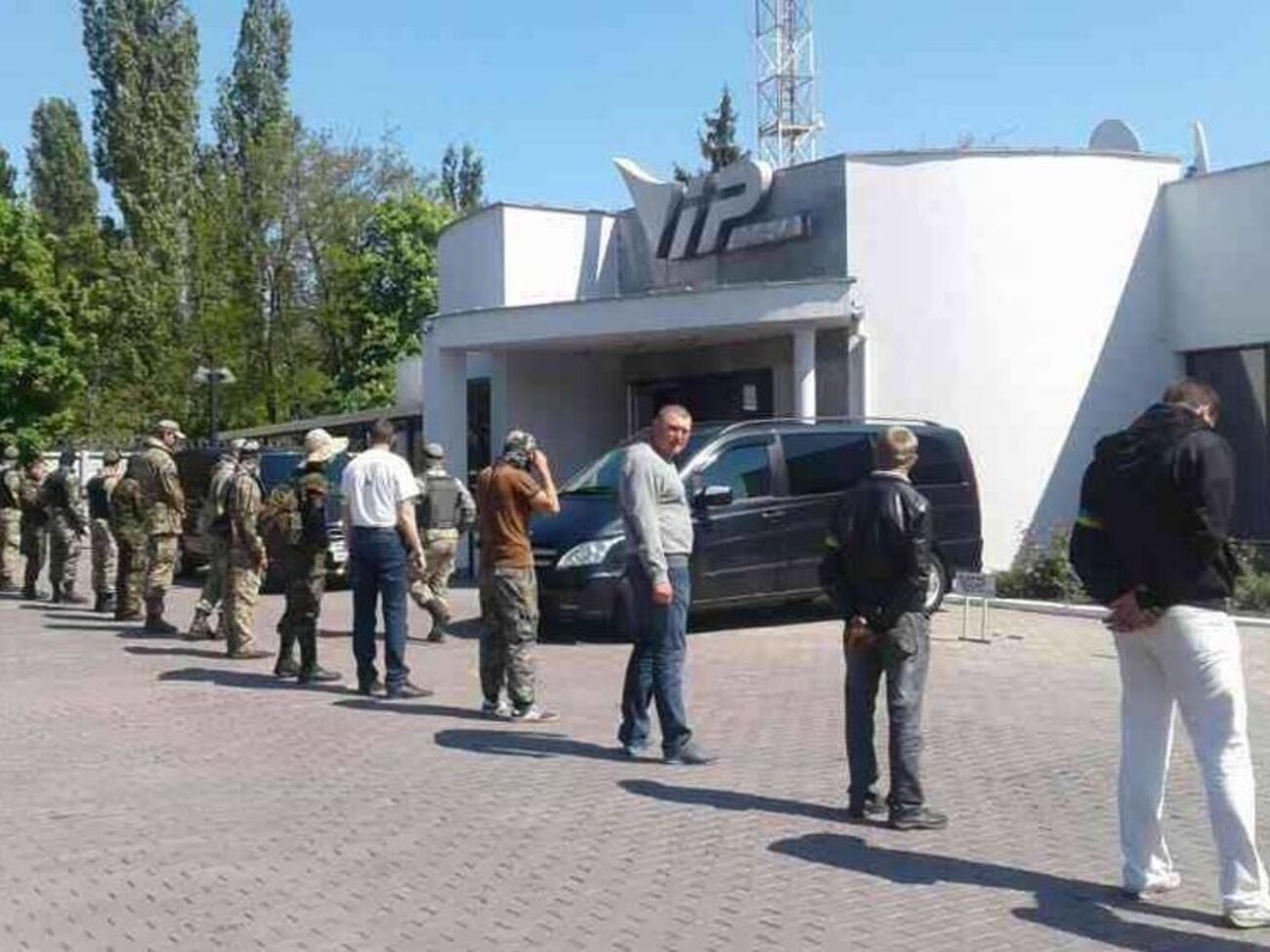 Дорога из аэропорта заблокирована