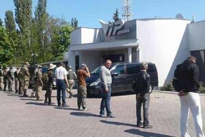 Дорога из аэропорта заблокирована