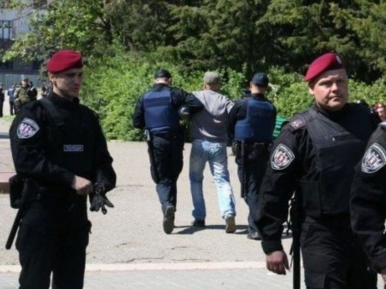 Первым правоохранители задержали нетрезвого мужчину, который, пытаясь пройти через рамку-металлоискатель, "бросался в драку"
