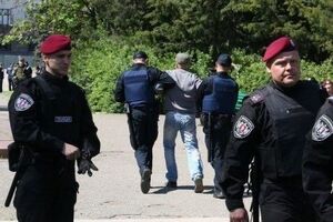 Первым правоохранители задержали нетрезвого мужчину, который, пытаясь пройти через рамку-металлоискатель, "бросался в драку"