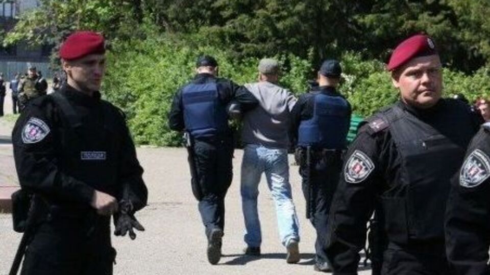Первым правоохранители задержали нетрезвого мужчину, который, пытаясь пройти через рамку-металлоискатель, "бросался в драку"