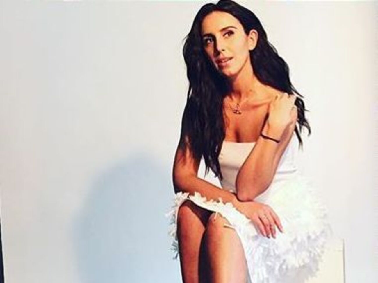Джамала позировала в белом платье для Cosmopolitan