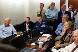 Вечер 1 мая 2011 года. Обама и военное руководство США следят за ходом событий в Абботабаде