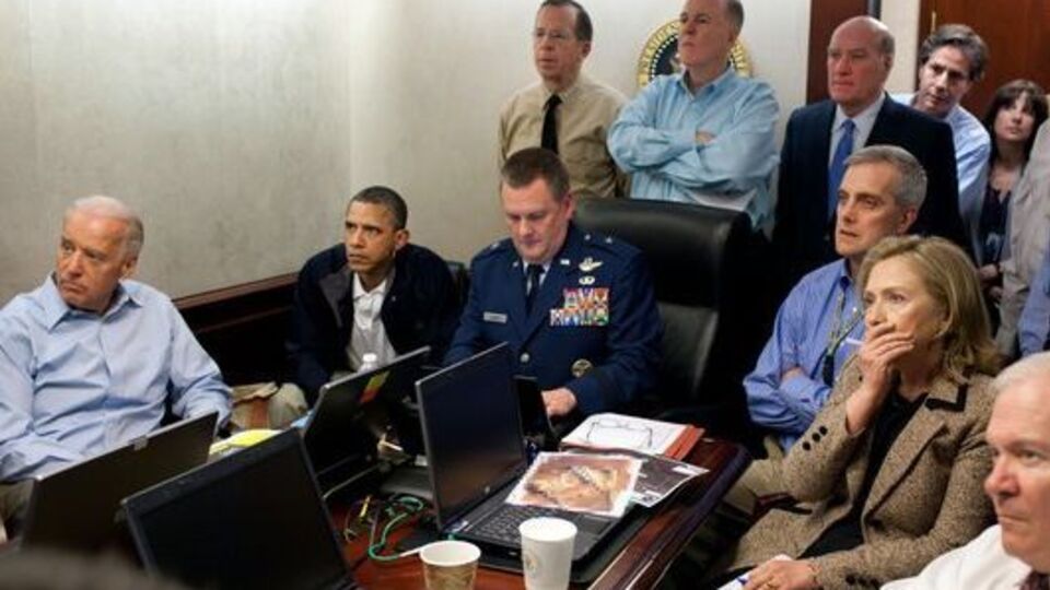 Вечер 1 мая 2011 года. Обама и военное руководство США следят за ходом событий в Абботабаде